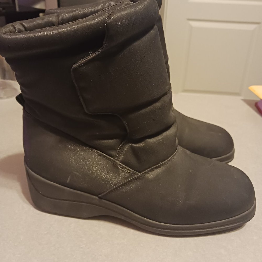 Boston Accent Waterproof Black Boots - Size 6W